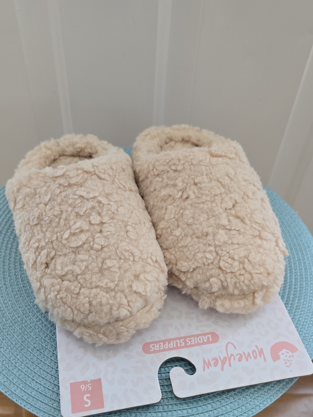 HONEYDEW BRAND WOMEN'S TAN SLIPPERS SIZE SMALL 5-6